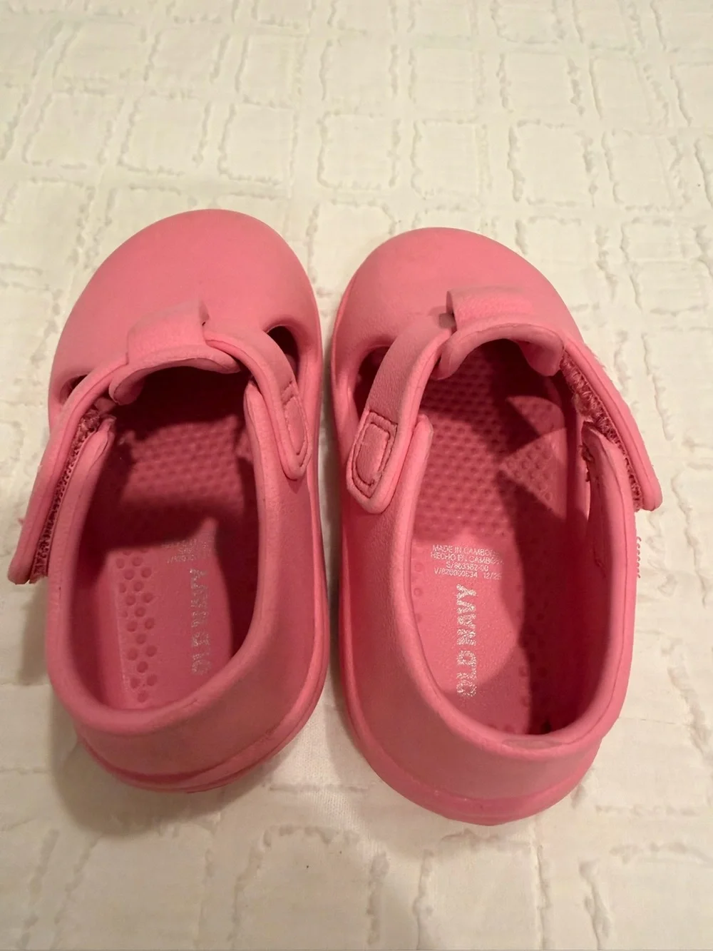 Old Navy Pink Closed-Toe Kids Water Shoes with Hook-and-Loop Strap